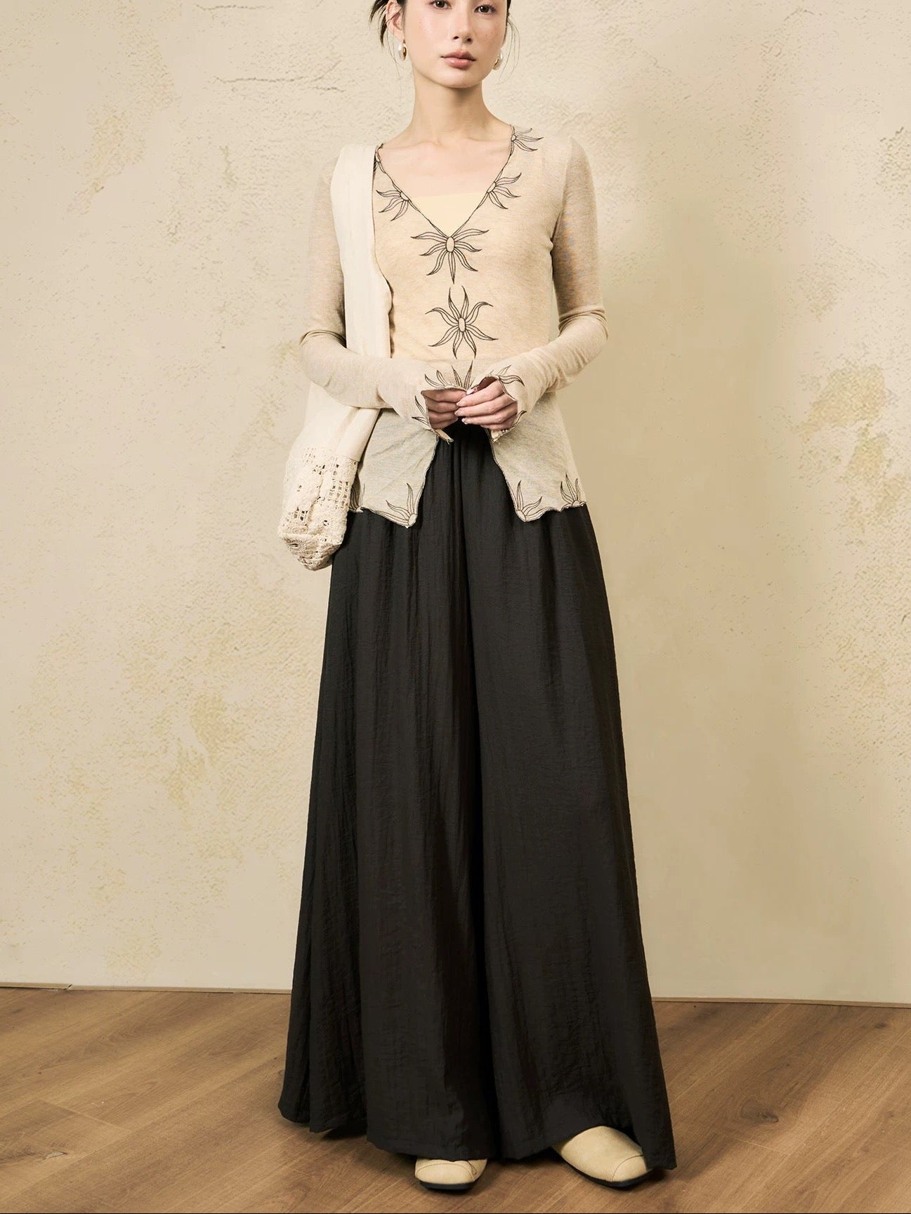 V-neck Embroidered Slim-fit Classic Long-sleeved Top