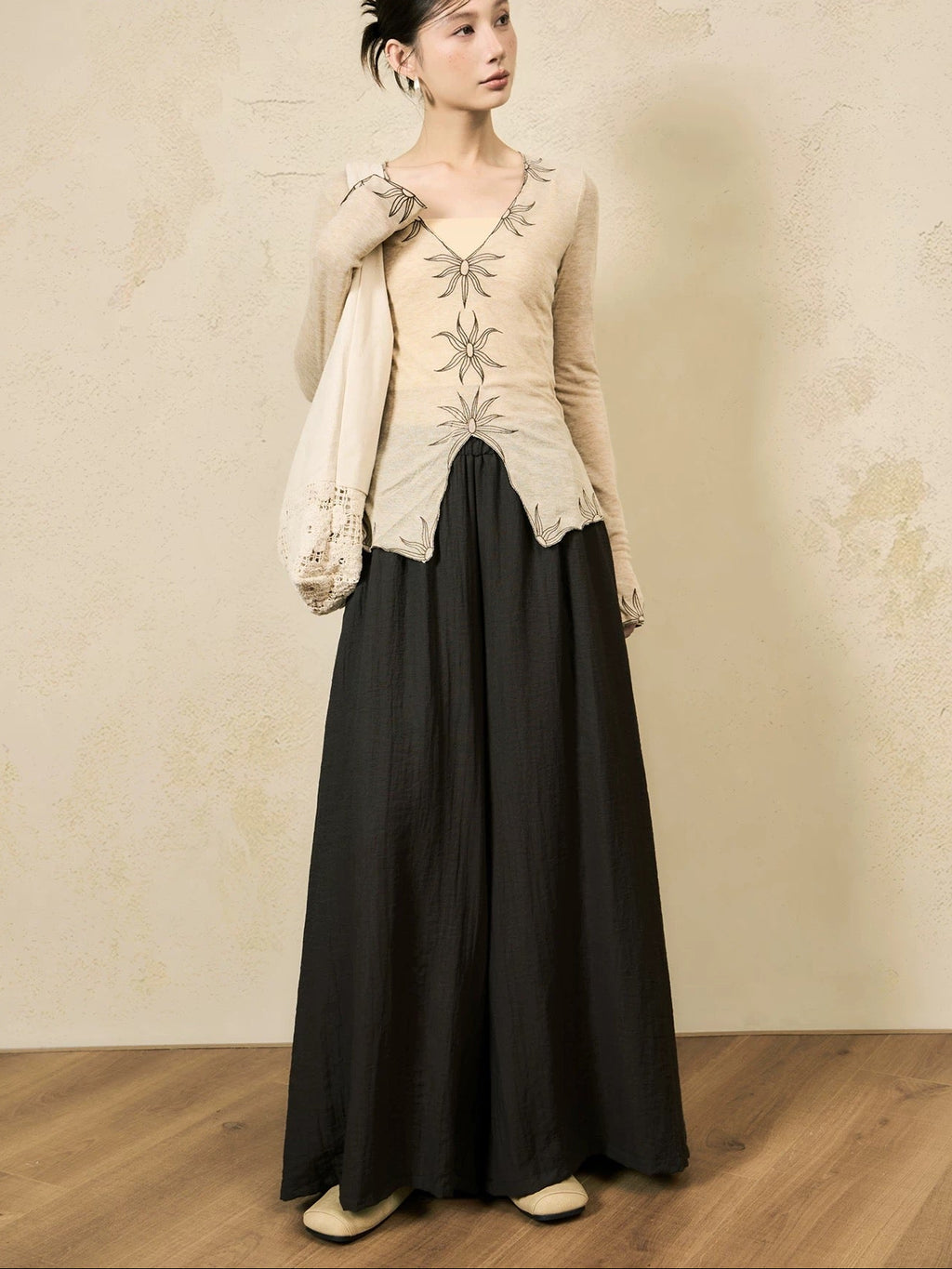 V-neck Embroidered Slim-fit Classic Long-sleeved Top