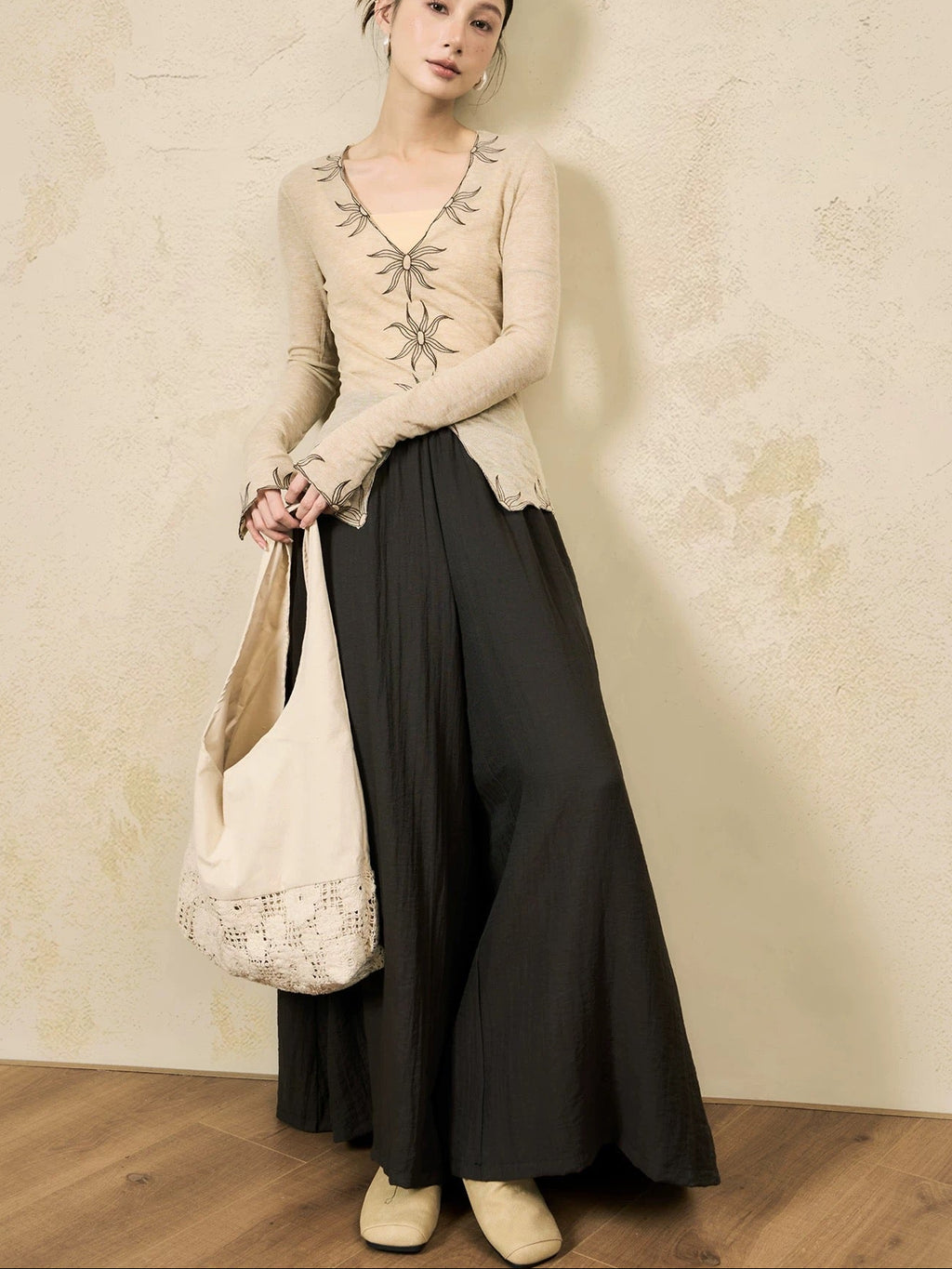 V-neck Embroidered Slim-fit Classic Long-sleeved Top