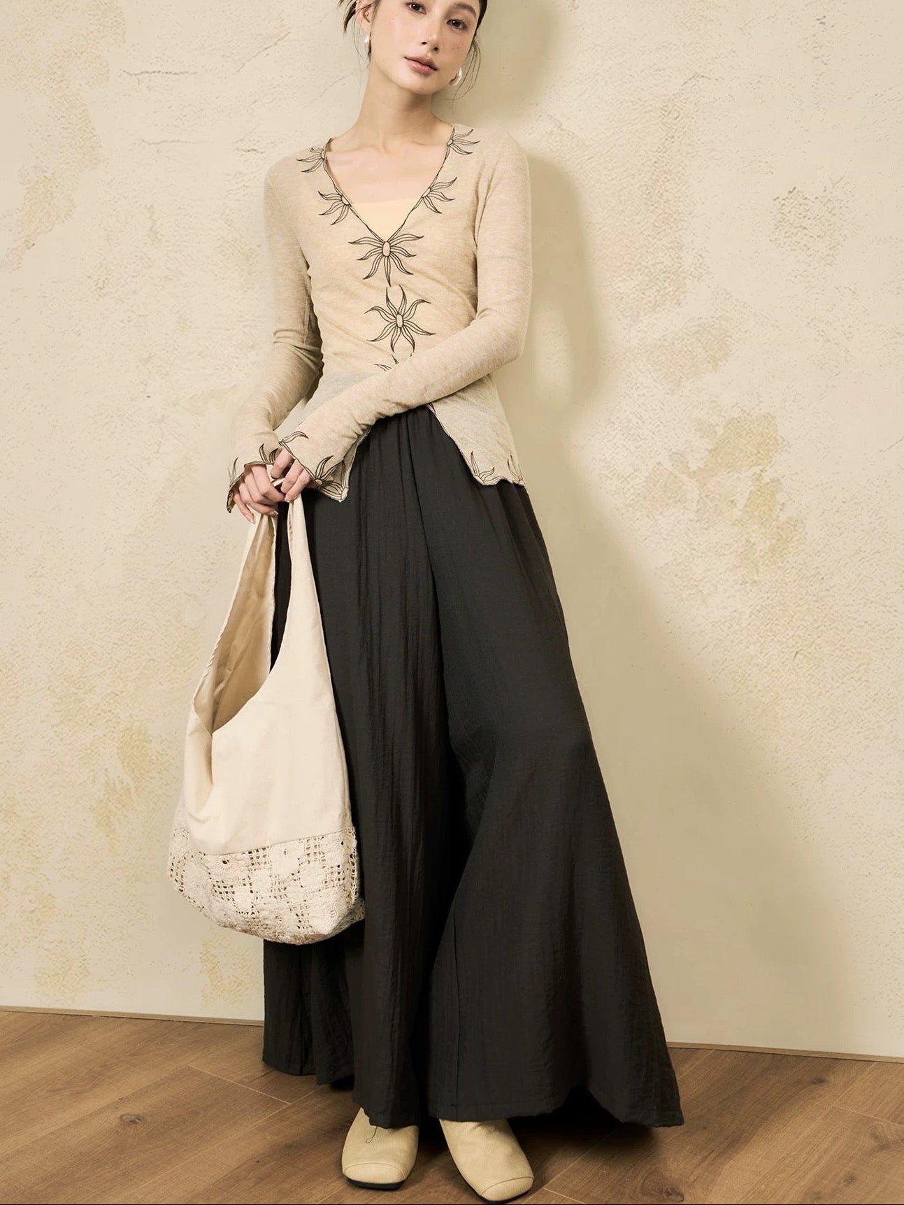 V-neck Embroidered Slim-fit Classic Long-sleeved Top