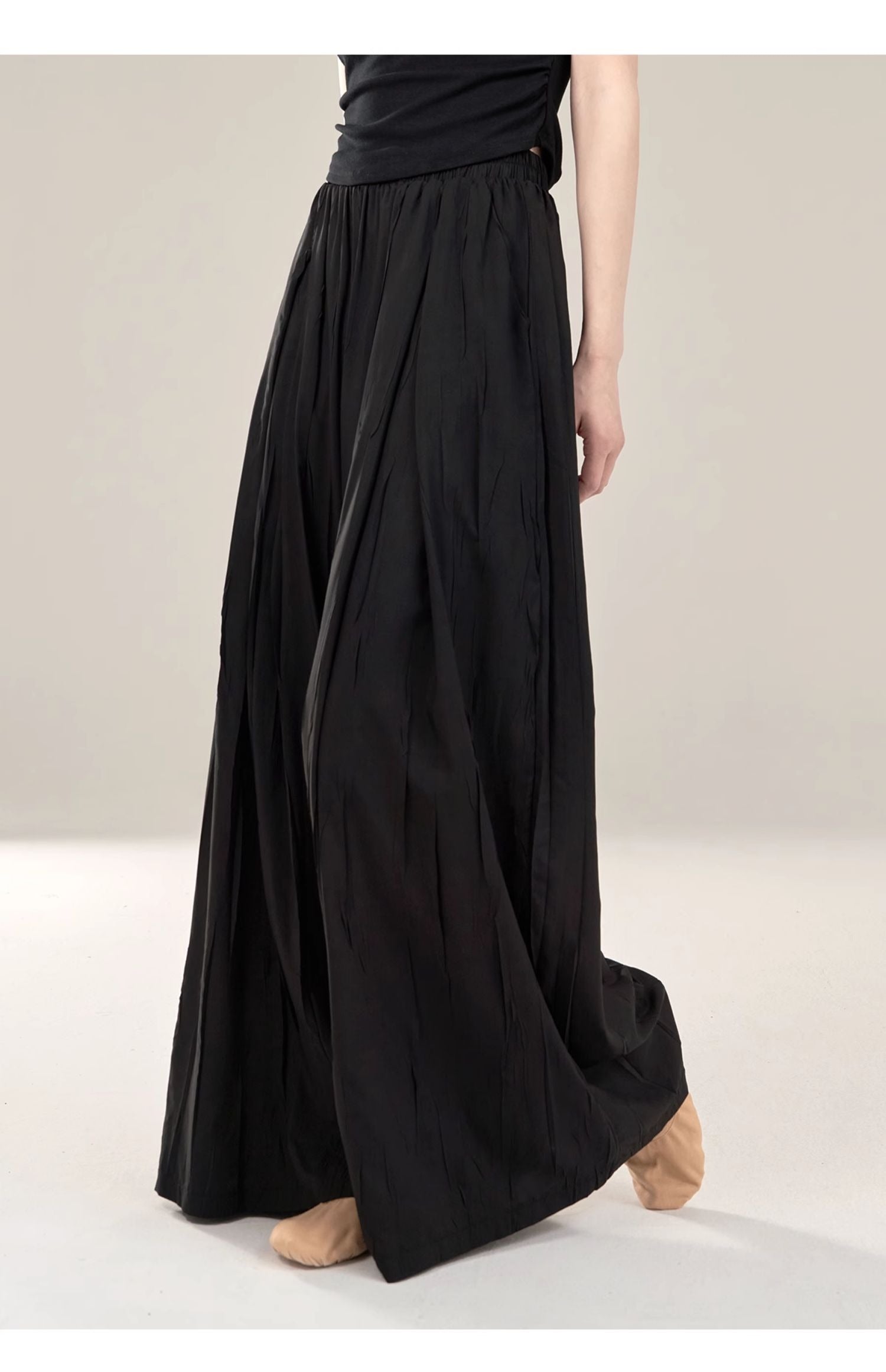 “Black loose-fitting trousers, classical dance attire, daily wear.”