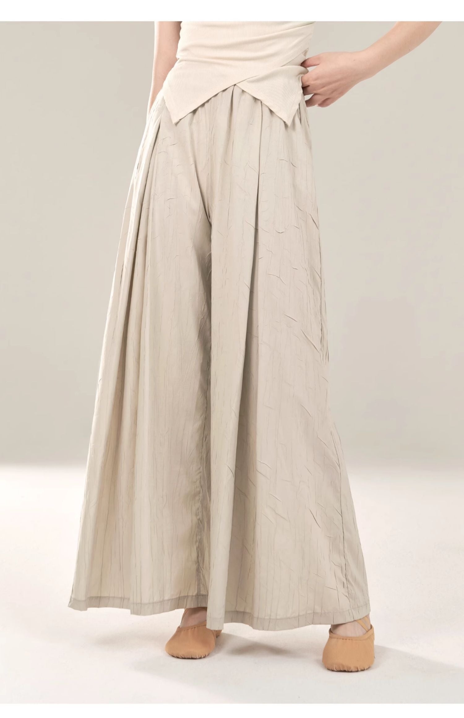 "White loose-fitting trousers for classical dance costumes for daily wear."