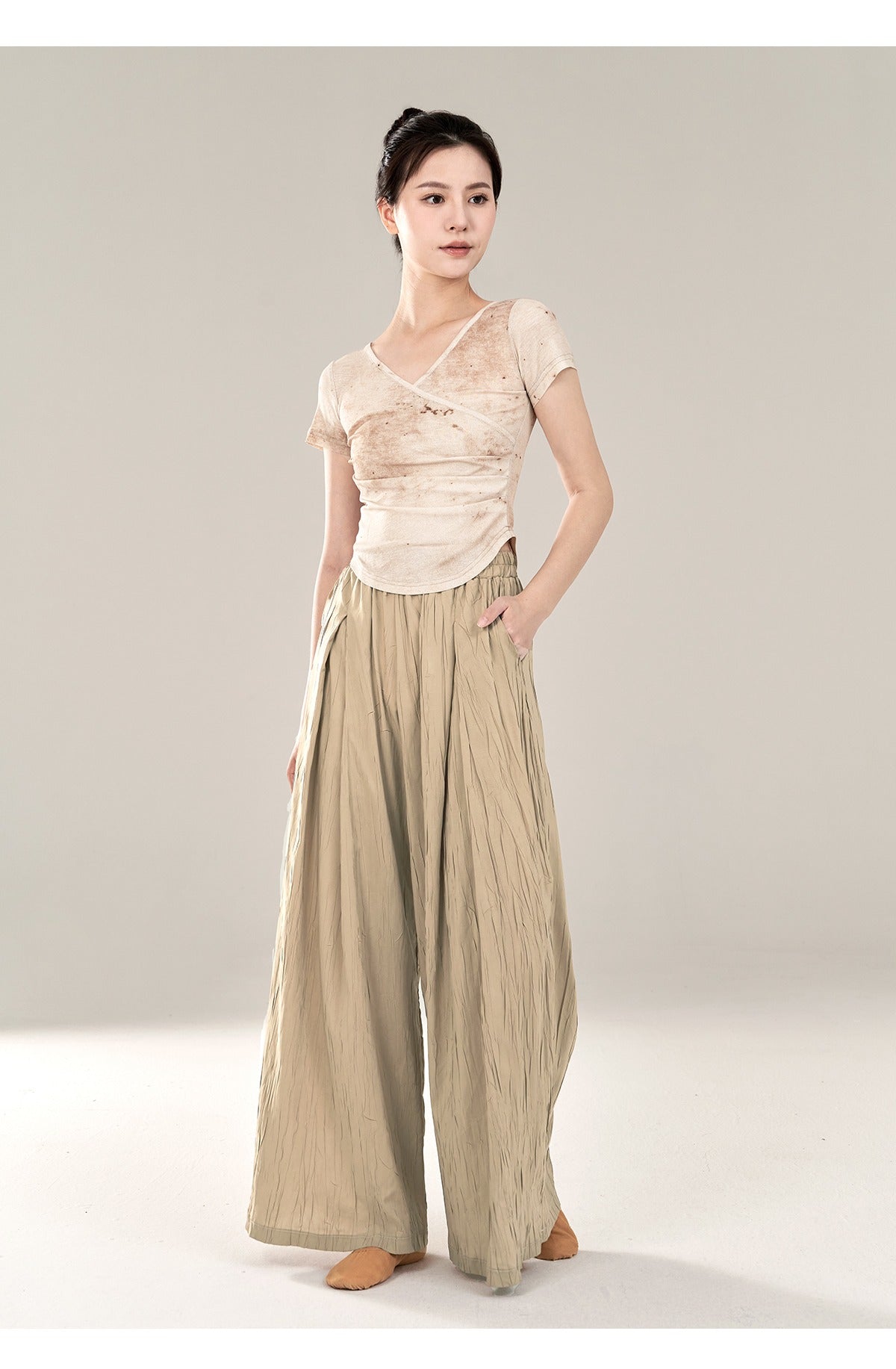 "Khaki short-sleeved classical dance attire for daily wear."