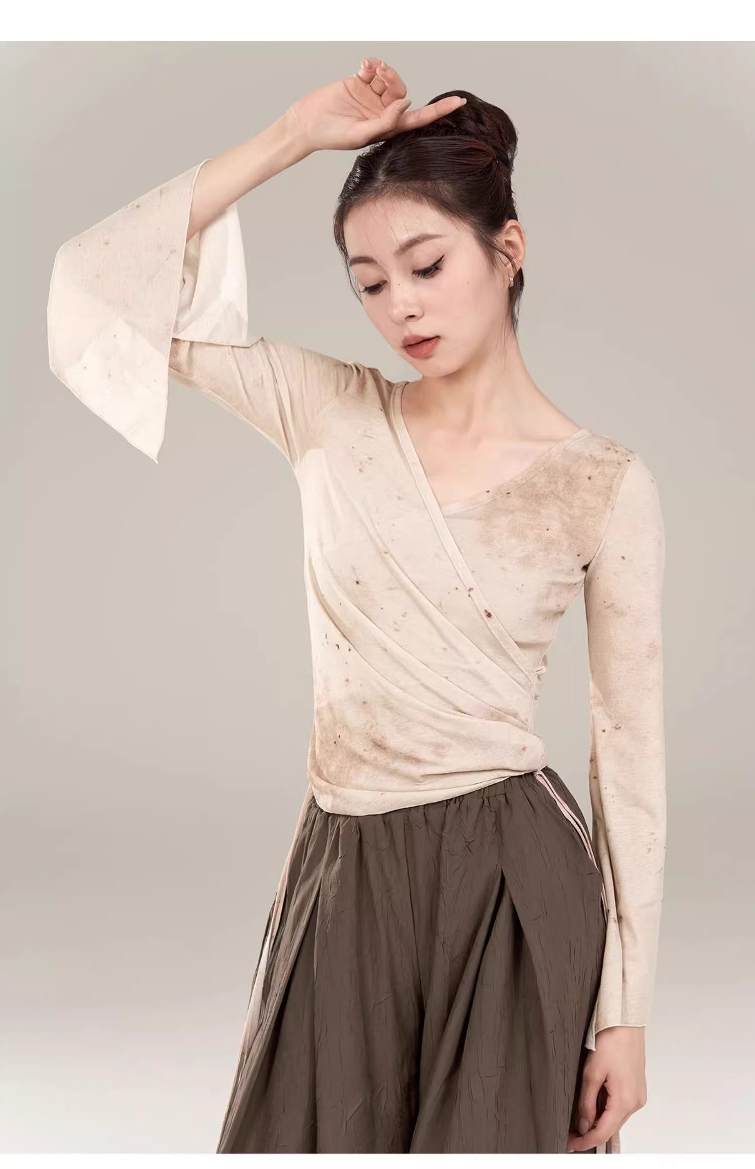 “White long-sleeved classical dance costume for daily wear.”