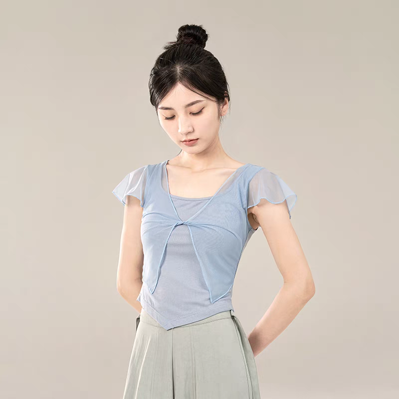 Classical short-sleeved flowing modern dance attire.