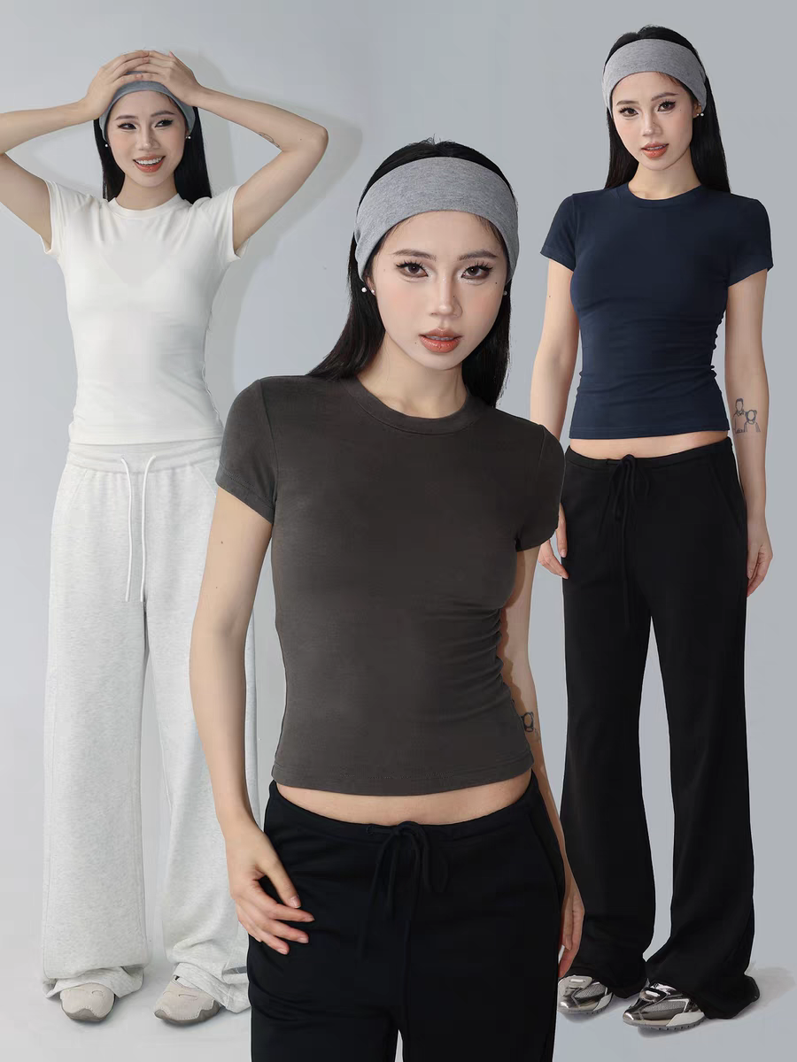 Round neck high-elastic slim-fit T-shirt.
