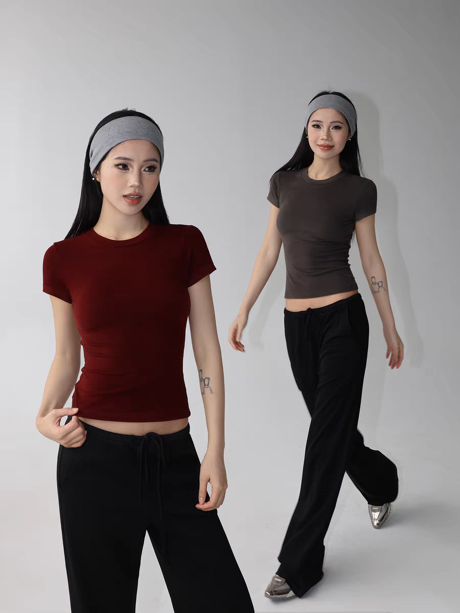 Round neck high-elastic slim-fit T-shirt.