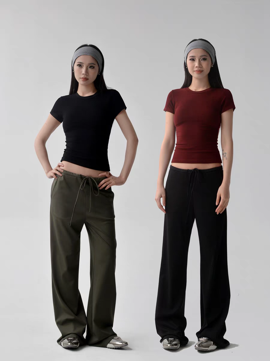 Round neck high-elastic slim-fit T-shirt.