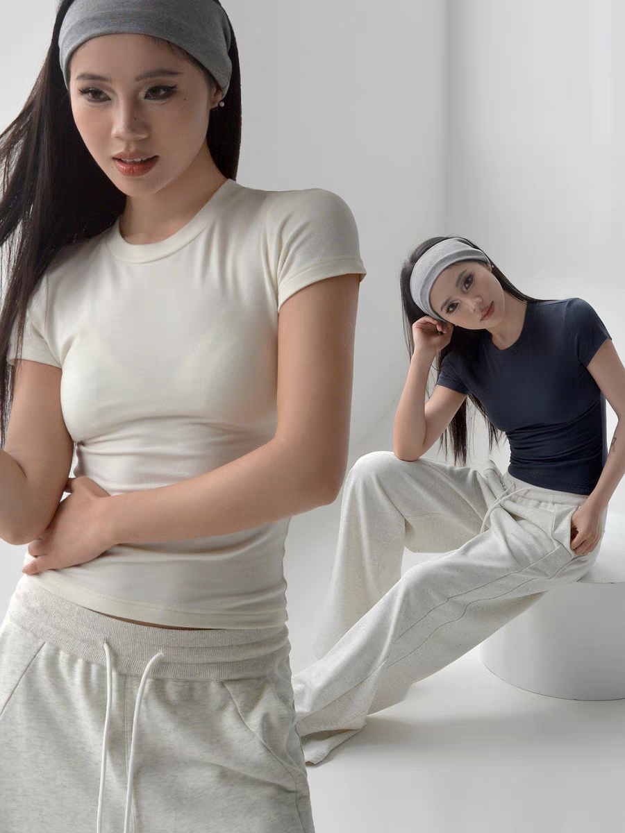 Round neck high-elastic slim-fit T-shirt.