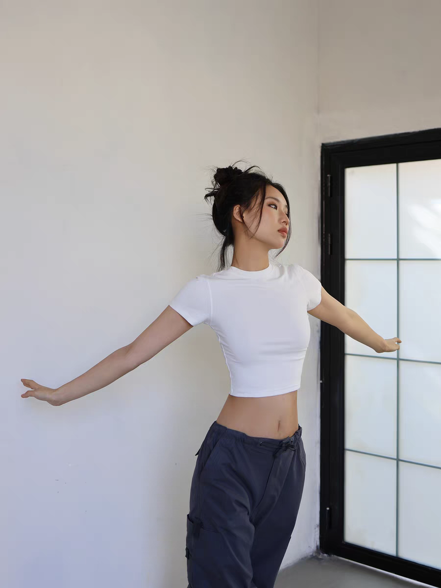 Round neck thin solid color slimming T-shirt