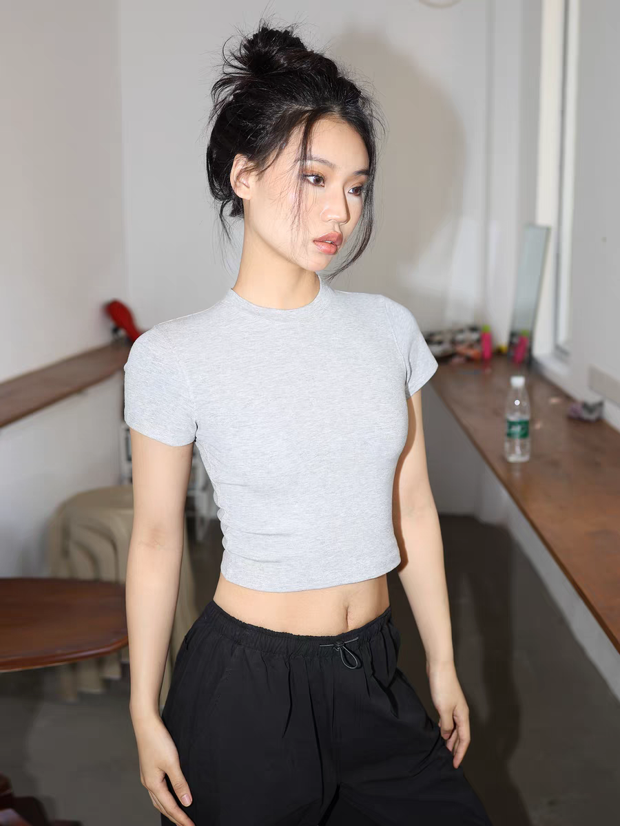 Round neck thin solid color slimming T-shirt