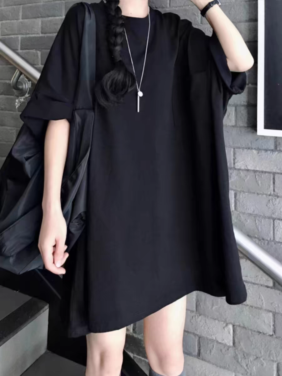 Over-sized round-necked half-sleeve T-shirt.