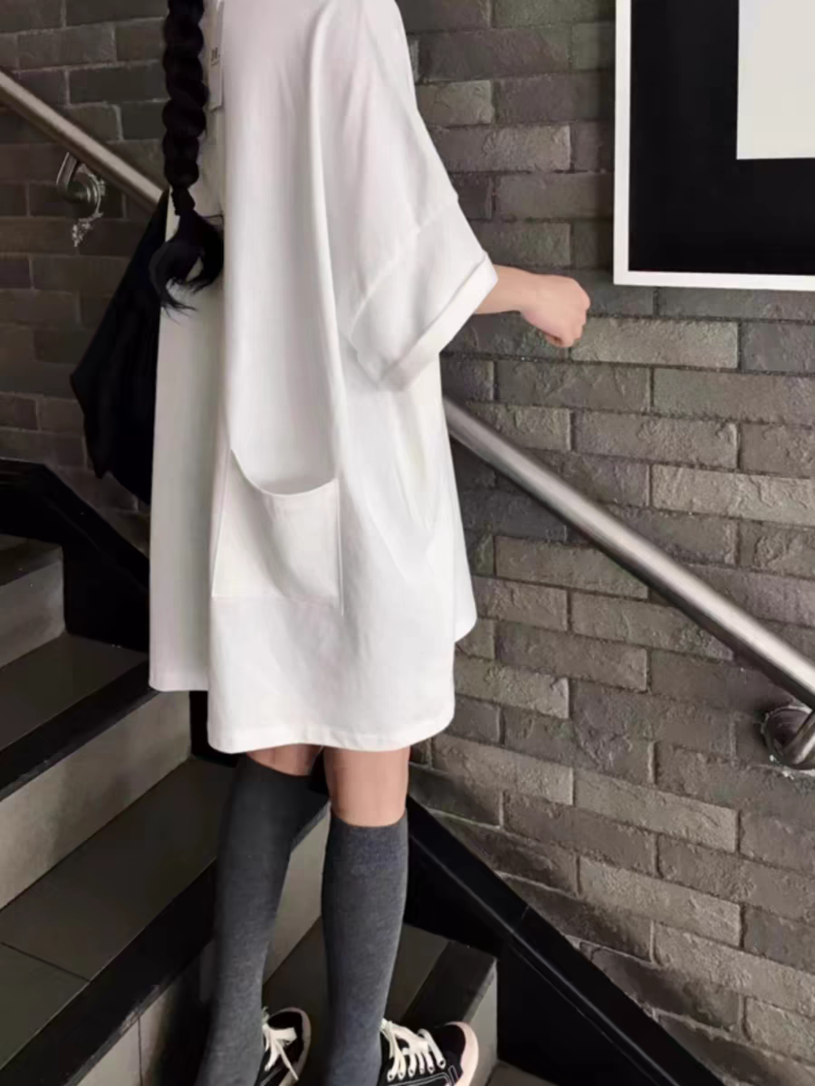 Over-sized round-necked half-sleeve T-shirt.